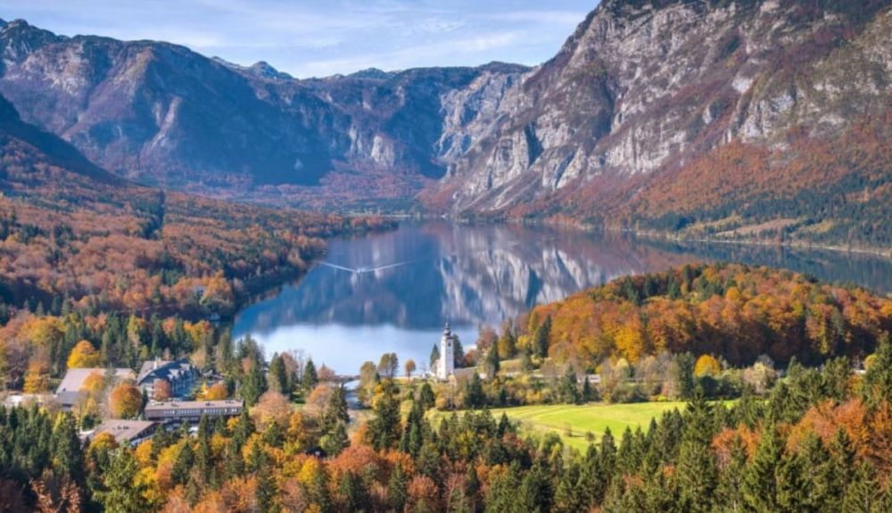 Protegidas por montañas boscosas, se encuentran las aguas tranquilas del lago Bohinj. Protegidas por montañas boscosas, se encuentran las aguas tranquilas del lago Bohinj.