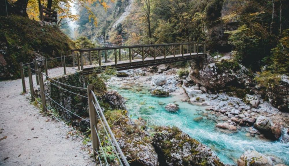Las paredes boscosas de piedra caliza de las Gargantas de Tolmin atraviesan algunos de los paisajes más espectaculares de la ruta de senderismo Juliana Trail. Las paredes boscosas de piedra caliza de las Gargantas de Tolmin atraviesan algunos de los paisajes más espectaculares de la ruta de senderismo Juliana Trail.