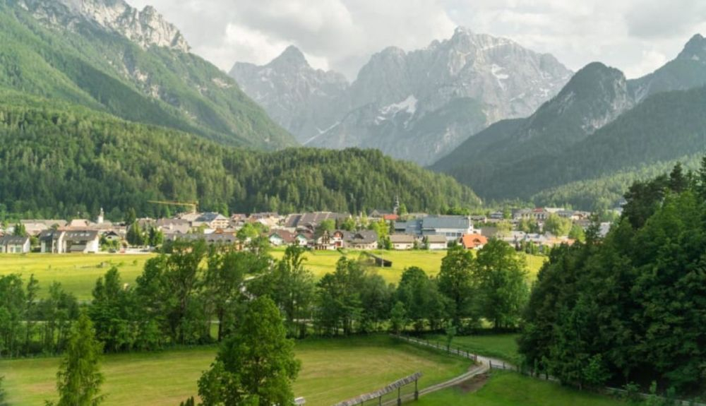 Kranjska Gora se encuentra muy cerca de las fronteras de Italia y Austria. Kranjska Gora se encuentra muy cerca de las fronteras de Italia y Austria.