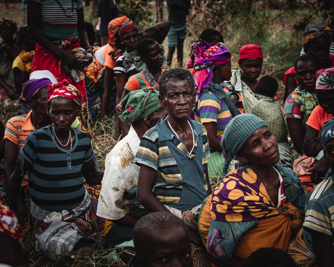Personas esperan atención médica en una zona de Dombel, tras el paso del ciclón Idai en Mozambique. Ésta depende de los fondos de emrgencias.