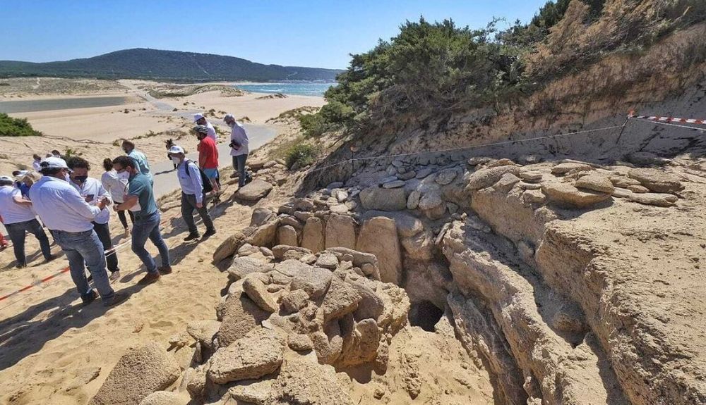 El hallazgo de la necrópolis ha tenido lugar en el yacimiento del Cabo de Trafalgar, en Barbate.