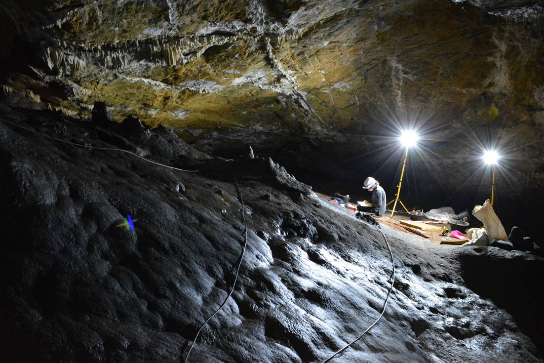 Zona de excavación en la Cueva de Ardales con evidencias del Paleolítico Medio