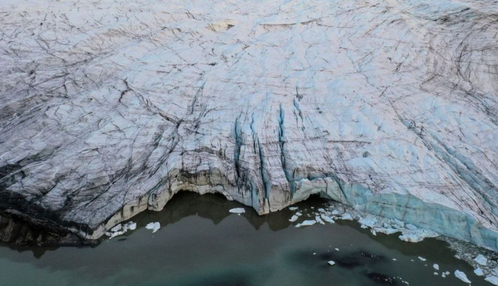 En esta vista aérea, se ven icebergs y agua de deshielo frente al glaciar Russell, en retirada el 8 de septiembre de 2021.