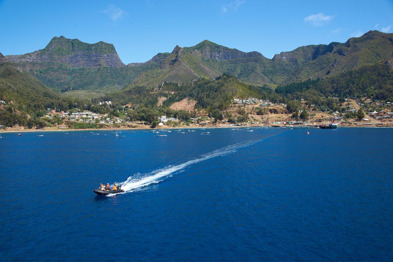 Vista panorámica de la Bahía Cumberland y el pequeño pueblo de San Juan Bautista, en la Isla Robinson Crusoe.