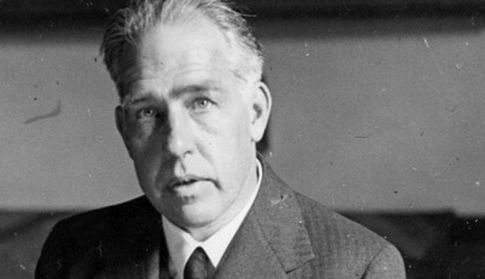 El físico Niels Bohr fue alumno de Rutherford. El físico Niels Bohr fue alumno de Rutherford.