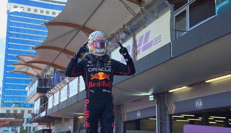 Max Verstappen feliz ante su victoria en Bakú