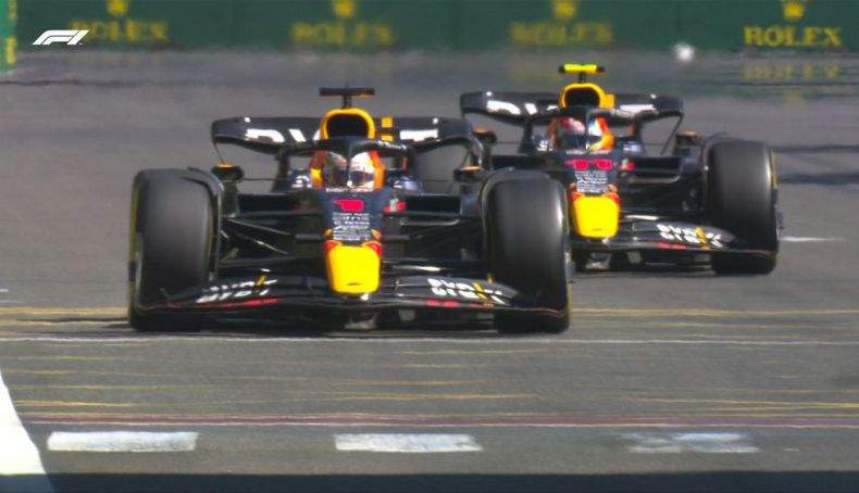 4 Verstappen adelantó a su compañero Pérez y se puso líder de carrera