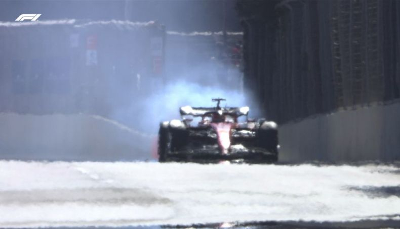 5 Humo trasero en el Ferrari de Charles Leclerc y se retiró