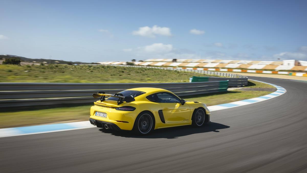 PORSCHE 718 CAYMAN GT4 RS (18)