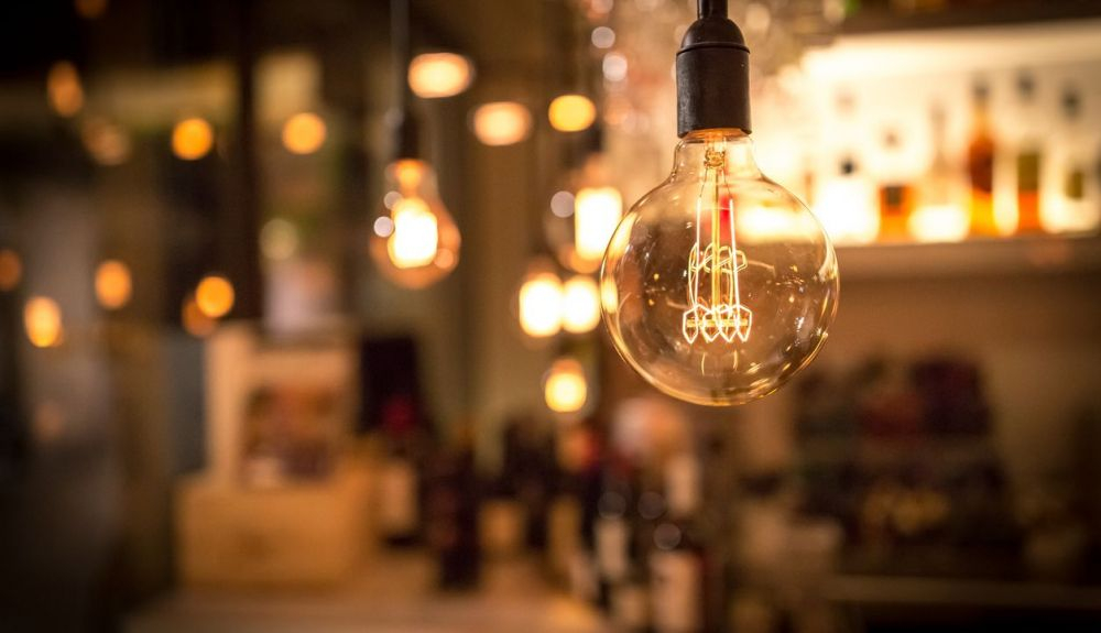 La invención de la bombilla eléctrica transformó nuestro mundo. La invención de la bombilla eléctrica transformó nuestro mundo.