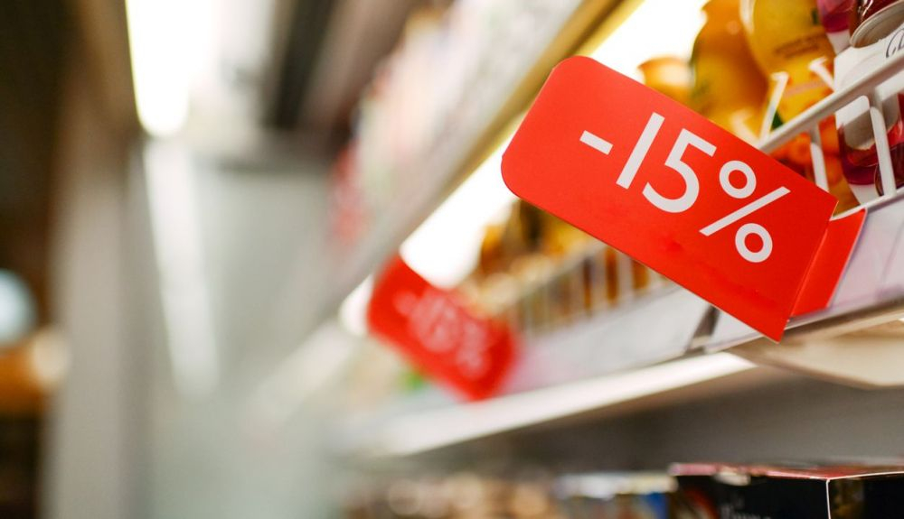 El sesgo de anclaje puede manipularse para que los consumidores tomen la decisión de comprar cuando tienen poca información disponible. El sesgo de anclaje puede manipularse para que los consumidores tomen la decisión de comprar cuando tienen poca información disponible.