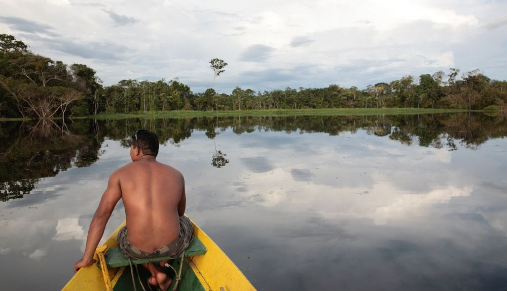 Pescador en el río Amazonas Pescador en el río Amazonas