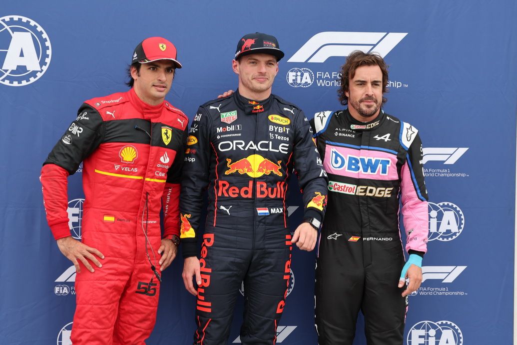 Los tres primeros pilotos que estarán en la parrilla de salida: Verstappen, Alonso y Sainz
