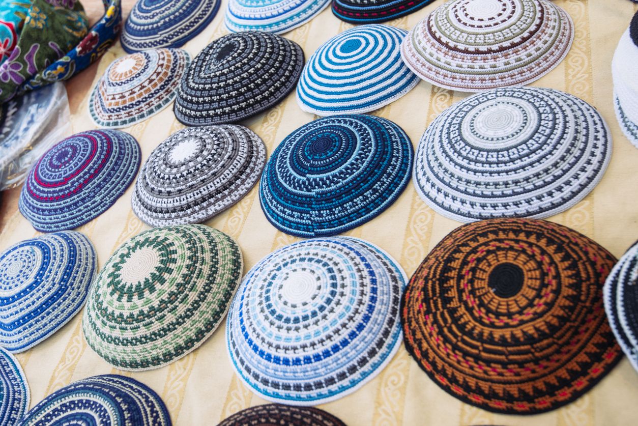La kipá es el sombrero que los judíos deben usar para orar.