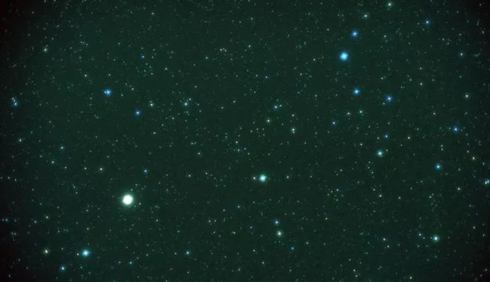 Arcturus (abajo a la izquierda) se ve en la constelación de Bootes. Arcturus (abajo a la izquierda) se ve en la constelación de Bootes.