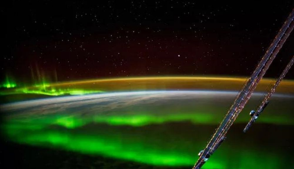 Achernar, vista por encima de la aurora austral (justo a la derecha del centro), desde la Estación Espacial Internacional. Achernar, vista por encima de la aurora austral (justo a la derecha del centro), desde la Estación Espacial Internacional.