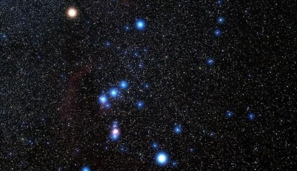 Supergigante roja Betelgeuse, en la parte superior izquierda de Orión. Supergigante roja Betelgeuse, en la parte superior izquierda de Orión.