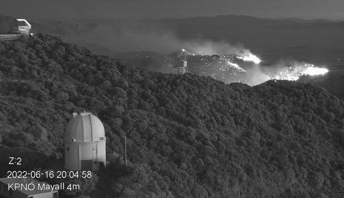 Una imagen del incendio de Arizona, desde el Observatorio Kitt Peak.