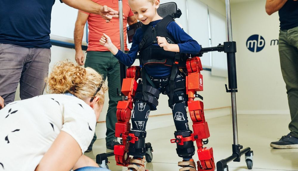 Un niño con el exoesqueleto adaptable inventado por García Armada. Un niño con el exoesqueleto adaptable inventado por García Armada.
