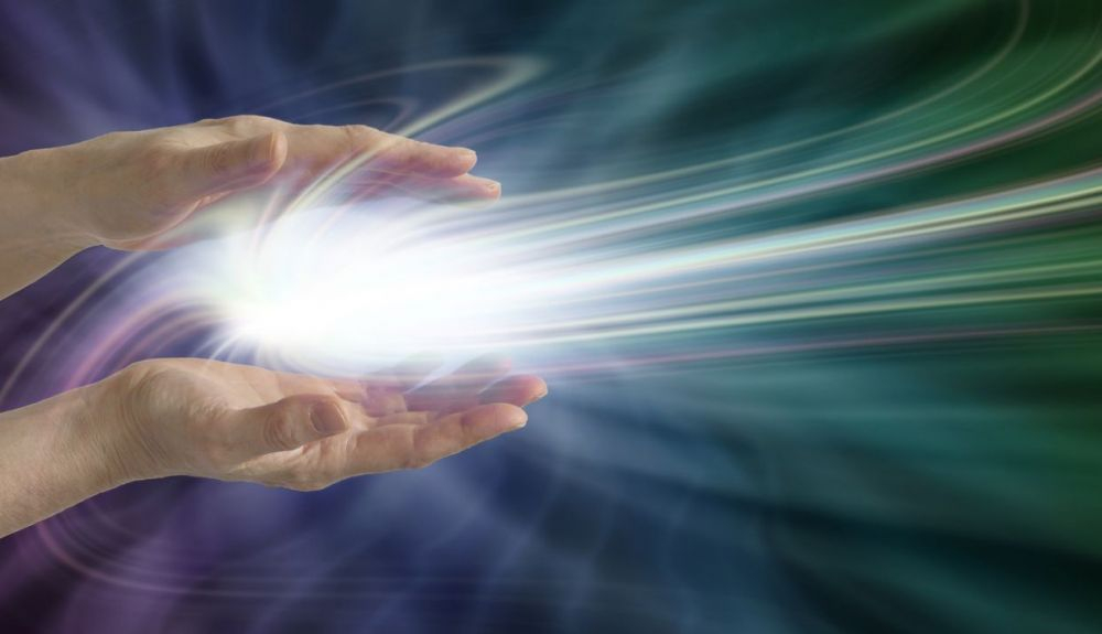 El electromagnetismo es tanto una fuerza de atracción como de repulsión entre partículas con una propiedad llamada carga.