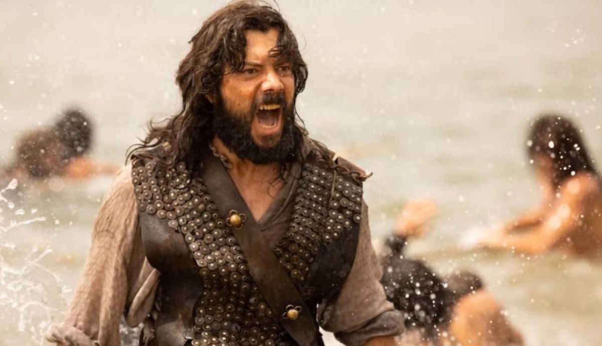 Álvaro Morte, como Juan Sebastián Elcano en la serie Sin Límites.