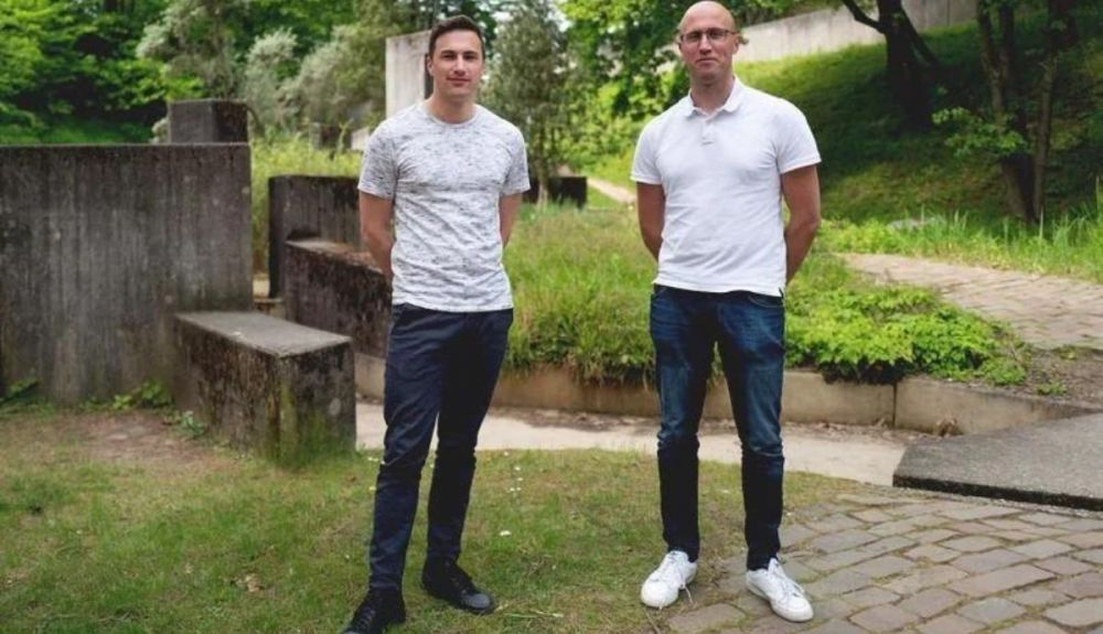 Sebastian Kruss (derecha) y Björn Hill son parte del equipo que pudo medir directamente el neurotransmisor dopamina