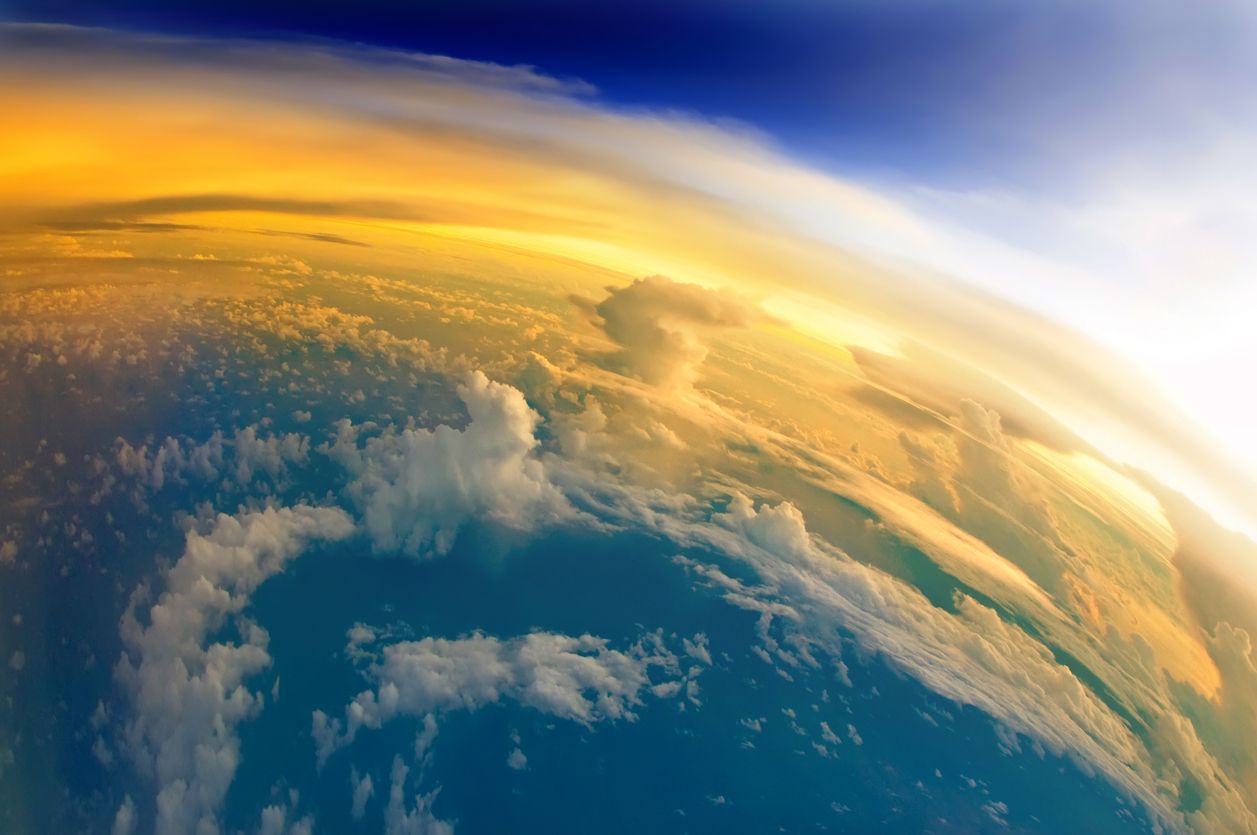 El límite entre la Tierra y el espacio exterior se llama la línea Kármán.