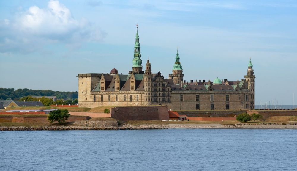 Vista desde el mar al castillo de Kronborg, también conocido como el castillo de Hamlet. Vista desde el mar al castillo de Kronborg, también conocido como el castillo de Hamlet.