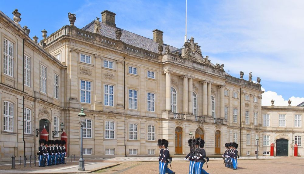 Guardia real en el castillo de Amalienborg. Guardia real en el castillo de Amalienborg.