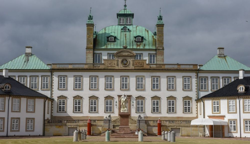 El castillo de Fredensborg es la residencia favorita de la reina danesa. El castillo de Fredensborg es la residencia favorita de la reina danesa.
