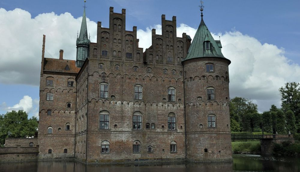 Este castillo se encuentra en el interior del país y cuenta con fosos y puentes levadizos. Este castillo se encuentra en el interior del país y cuenta con fosos y puentes levadizos.
