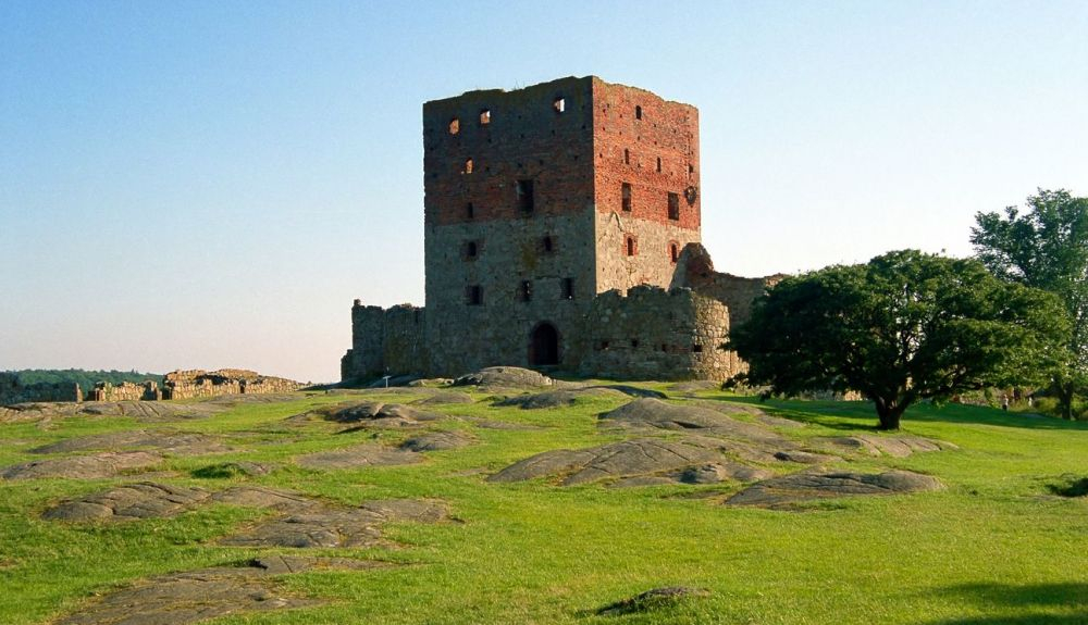 Hammershus, ahora en ruinas, era la fortificación medieval más grande de Escandinavia. Hammershus, ahora en ruinas, era la fortificación medieval más grande de Escandinavia.