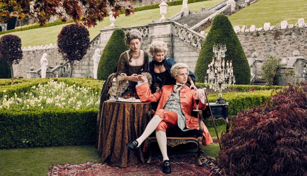Bonnie Prince Charlie también era conocido como el joven pretendiente. Bonnie Prince Charlie también era conocido como el joven pretendiente.