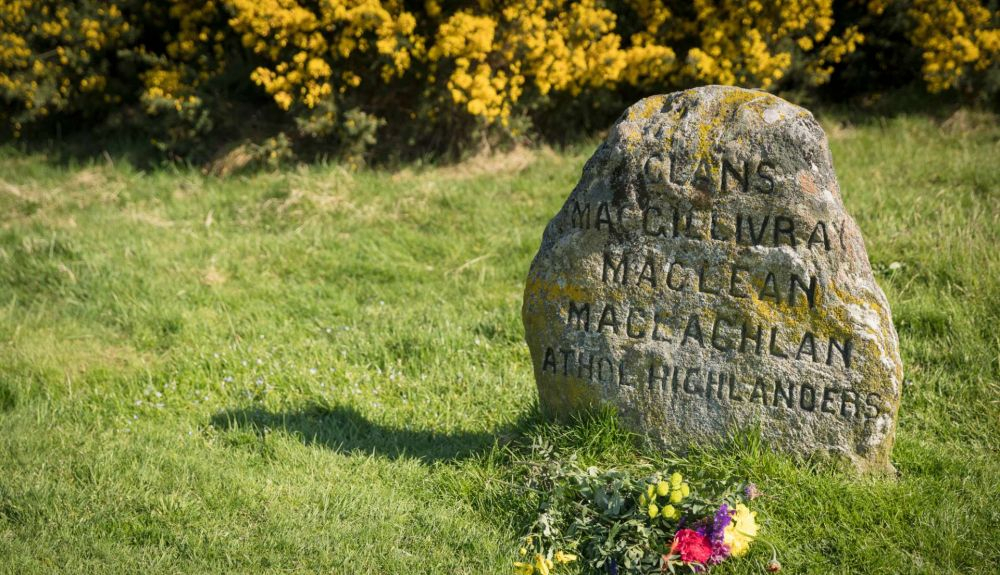 Las lápidas de Culloden marcan las tumbas de cientos de miembros del clan que dieron sus vidas en este lugar. Las lápidas de Culloden marcan las tumbas de cientos de miembros del clan que dieron sus vidas en este lugar.