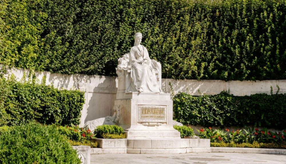 El monumento a Sisi, situado en un rincón apartado del Palacio Imperial. El monumento a Sisi, situado en un rincón apartado del Palacio Imperial.
