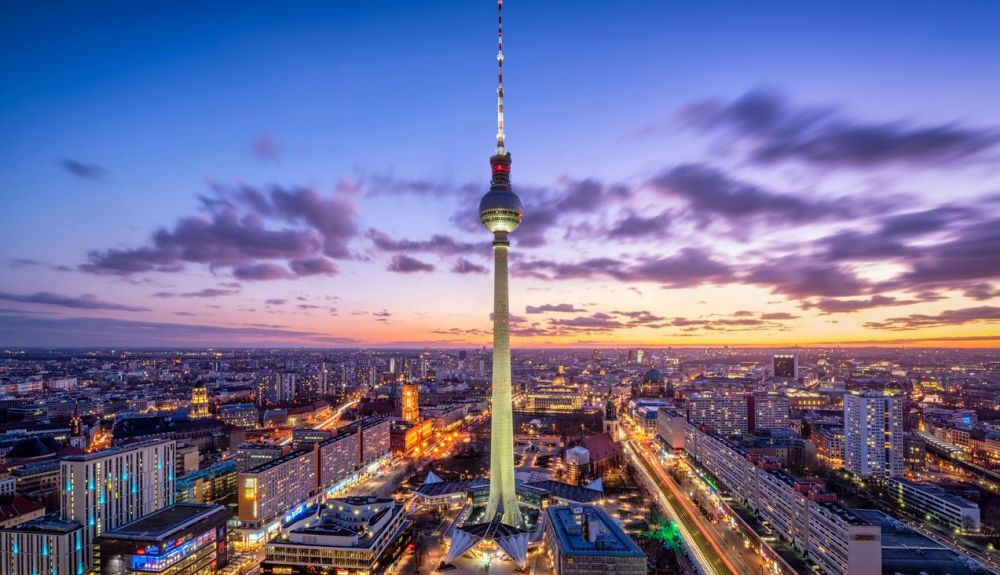 Panorama del horizonte de Berlín con la famosa torre de televisión en Alexanderplatz Panorama del horizonte de Berlín con la famosa torre de televisión en Alexanderplatz