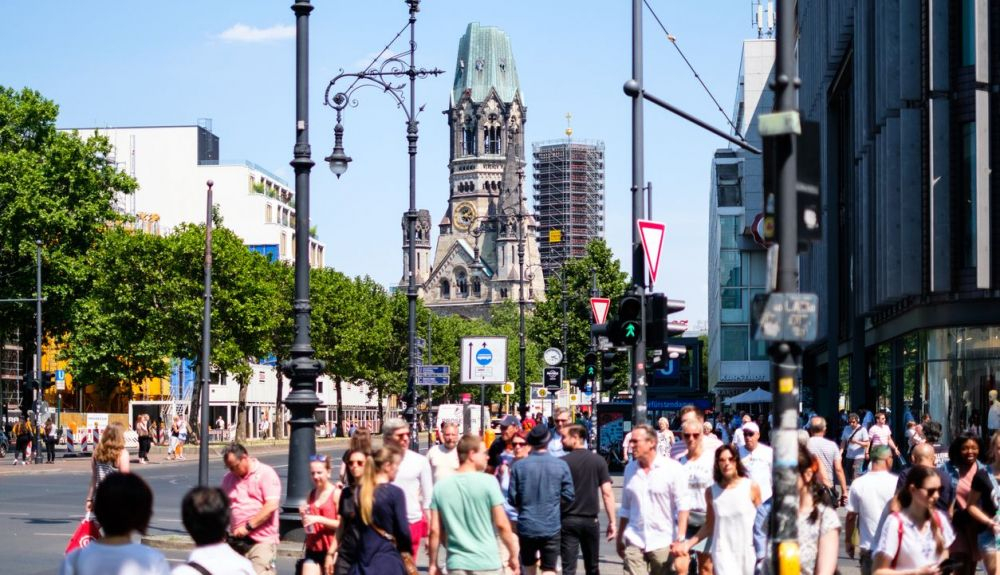calle en la avenida comercial más famosa de Berlín, el Kurfürstendamm calle en la avenida comercial más famosa de Berlín, el Kurfürstendamm