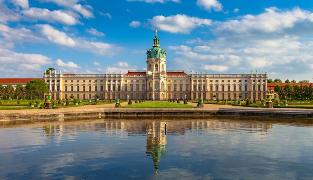 El histórico Palacio de Charlottenburg y el jardín con estanque. El histórico Palacio de Charlottenburg y el jardín con estanque.