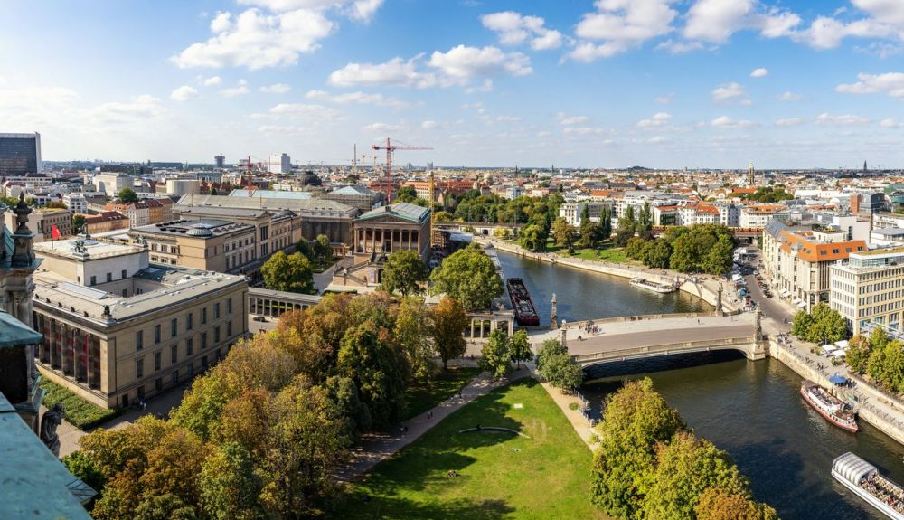 Vista panorámica aérea sobre el paisaje urbano histórico de Berlín con la isla de los museos y el río Spree Vista panorámica aérea sobre el paisaje urbano histórico de Berlín con la isla de los museos y el río Spree