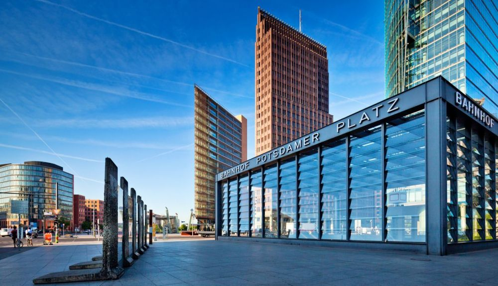 Edificios modernos, rascacielos, bloques de oficinas y apartamentos en Potsdamer Platz en Berlín Edificios modernos, rascacielos, bloques de oficinas y apartamentos en Potsdamer Platz en Berlín