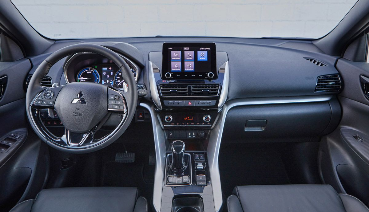 El interior del Mitsubishi Eclipse Cross PHEV destaca por su nuevo sistema multimedia en pantalla de 8 pulgadas.