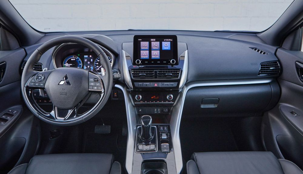 El interior del Mitsubishi Eclipse Cross PHEV destaca por su nuevo sistema multimedia en pantalla de 8 pulgadas. El interior del Mitsubishi Eclipse Cross PHEV destaca por su nuevo sistema multimedia en pantalla de 8 pulgadas.