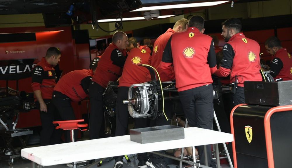 Los mecánicos de Ferrari cambiaron el chasis del F1 75 de Carlos Sainz Los mecánicos de Ferrari cambiaron el chasis del F1 75 de Carlos Sainz
