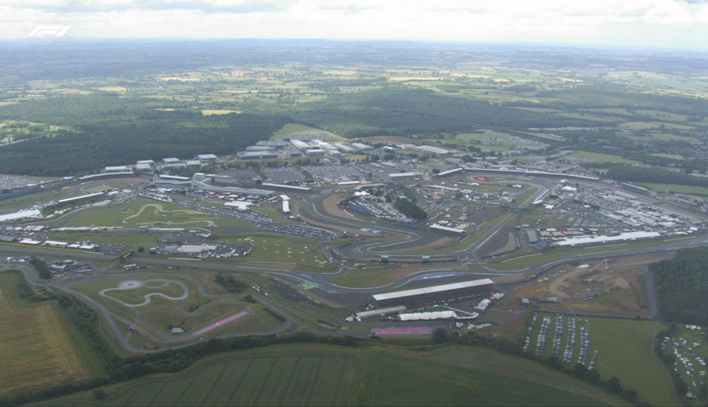 Vista aérea del circuito de Silverstone luciendo el sol Vista aérea del circuito de Silverstone luciendo el sol