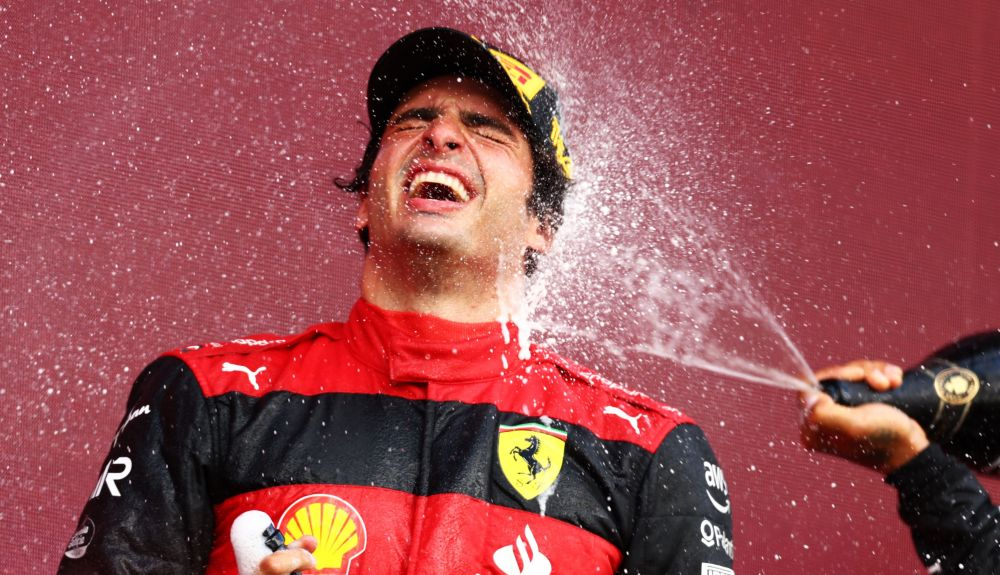 Carlos Sainz en el podio celebrando con champán su victoria Carlos Sainz en el podio celebrando con champán su victoria