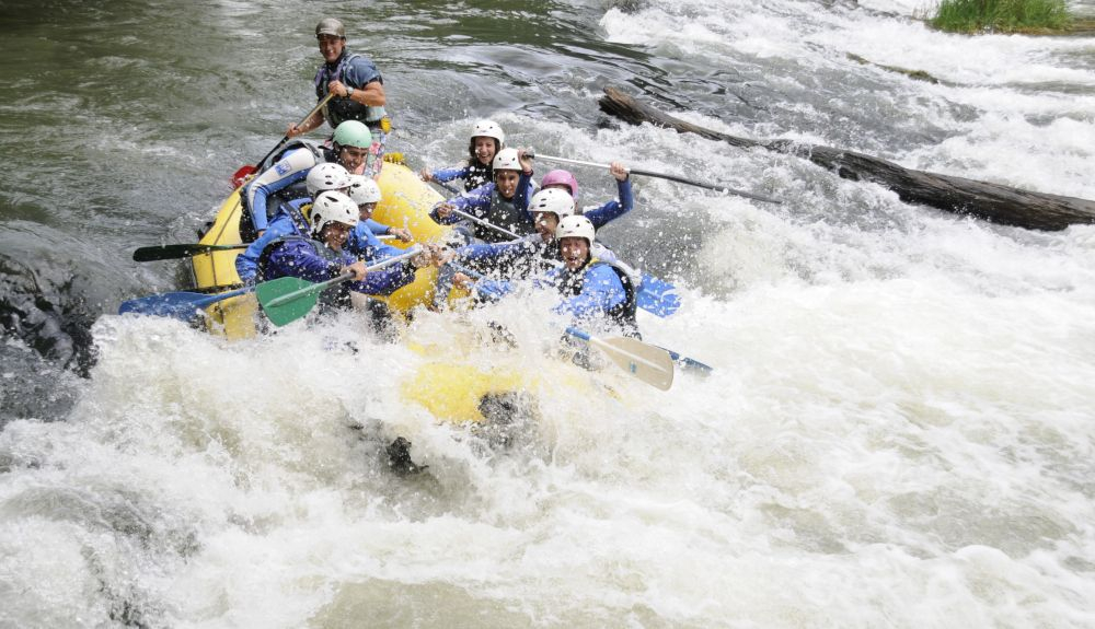 Un grupo practicando rafting en el Río Alto Ebro. Un grupo practicando rafting en el Río Alto Ebro.