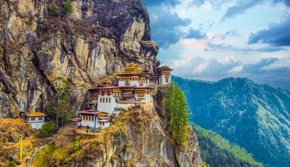 Vista del monasterio del Nido del Tigre, también conocido como paro Taktsang, y sus alrededores en Bután Vista del monasterio del Nido del Tigre, también conocido como paro Taktsang, y sus alrededores en Bután