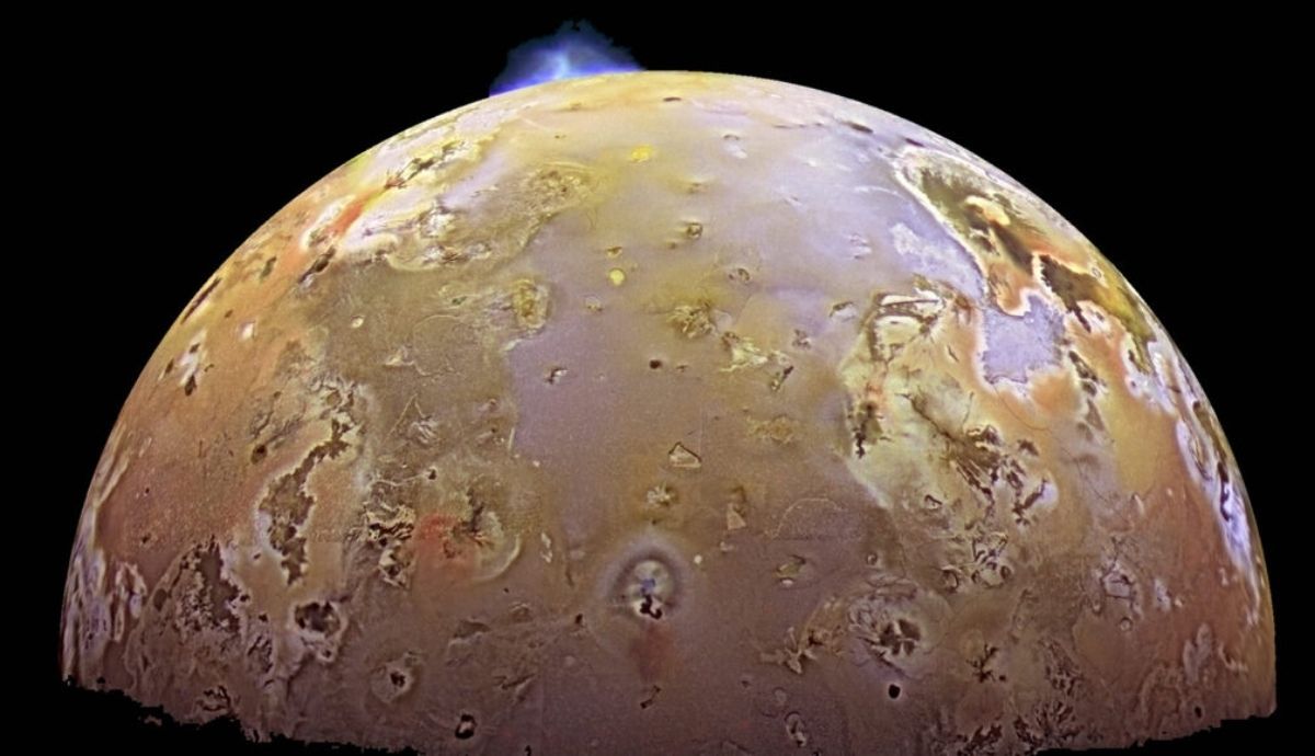 Se puede ver una erupción volcánica (azul) en la luna Io de Júpiter, de donde sale la lava.