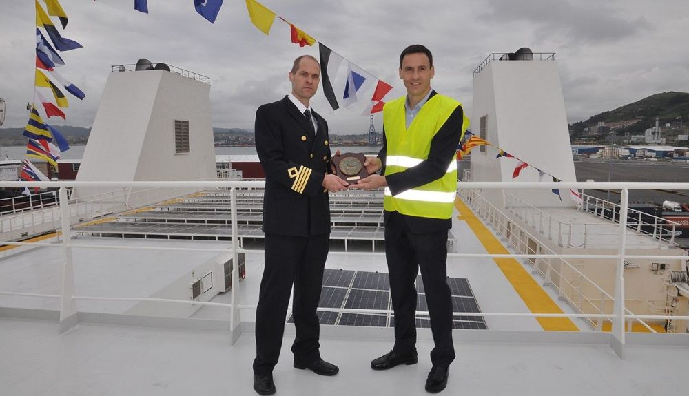 El director de Operaciones, Comercial, Logística y Estrategia de la Autoridad Portuaria, Andima Ormaetxe, hizo entrega al capitán del Finneco I de una metopa conmemorativa. El director de Operaciones, Comercial, Logística y Estrategia de la Autoridad Portuaria, Andima Ormaetxe, hizo entrega al capitán del Finneco I de una metopa conmemorativa.