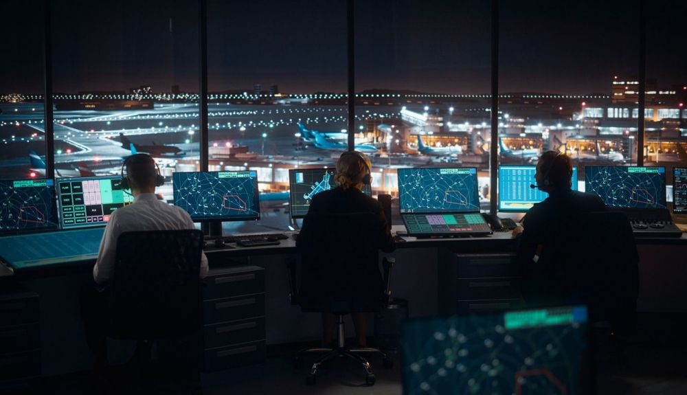 Es importante saber que cada vuelo es supervisado por al menos ocho controladores de tráfico aéreo.